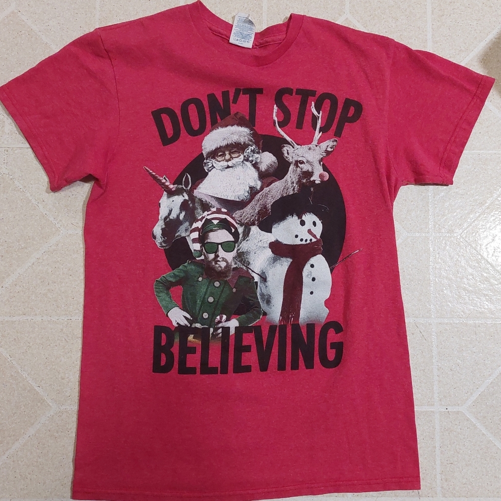 Mens Small Red Dont Stop Believin Santa T Shirt